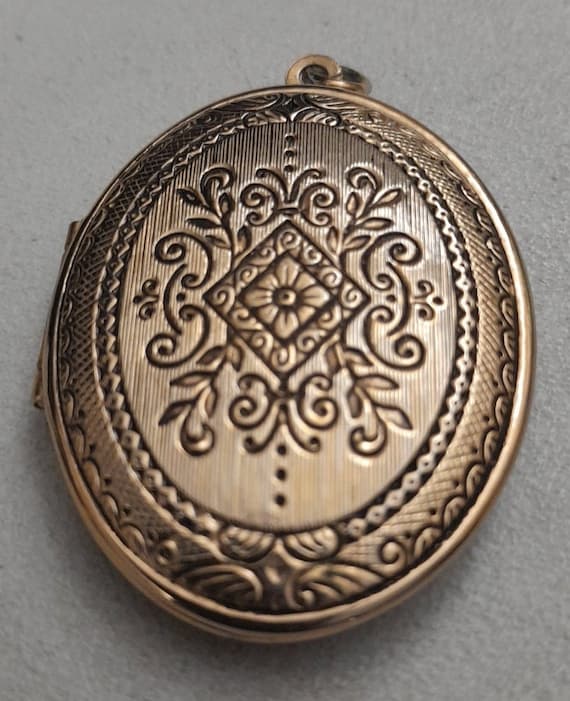 Vintage Gold Tone Brass Tone Etched Floral Oval Lo