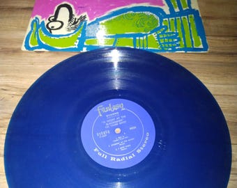 Può includere: Un disco in vinile blu con il testo "Fantasy" e "A Night at the Blackhawk Cal Tjader Sextet" sull'etichetta. Il disco è in formato stereo e ha una scanalatura radiale completa.