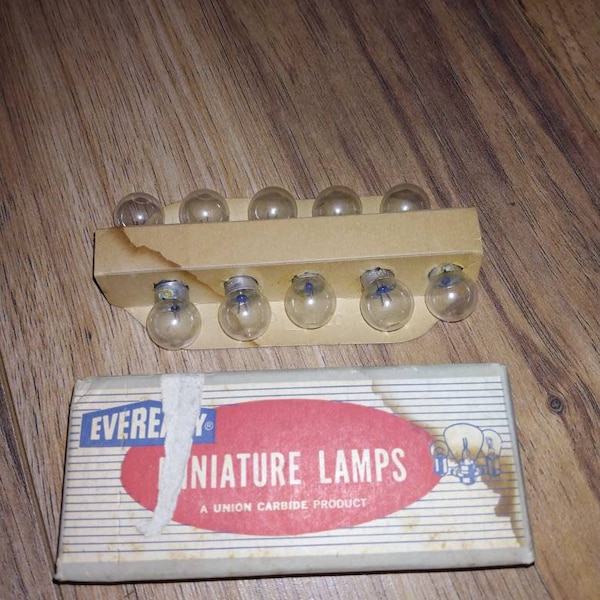 Vintage Eveready 502 miniature lamps box of 10 unused 5.1V .15 A