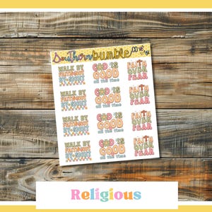 Puede incluir: Una hoja de pegatinas religiosas con frases como &laquo;Camina por fe, no por vista&raquo;, &laquo;Dios es bueno&raquo; y &laquo;Fe sobre el miedo&raquo;. Las pegatinas son de colores pastel con una fuente retro, sobre un fondo de madera.