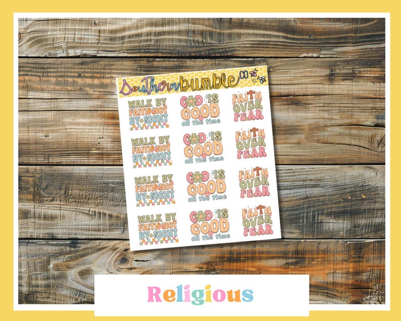Puede incluir: Una hoja de pegatinas religiosas con frases como &laquo;Camina por fe, no por vista&raquo;, &laquo;Dios es bueno&raquo; y &laquo;Fe sobre el miedo&raquo;. Las pegatinas son de colores pastel con una fuente retro, sobre un fondo de madera.