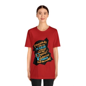 1ère chose chaque jour... Le t-shirt offre un humour d&#39;autodérision 4 à tous ceux qui peuvent rire d&#39;eux-mêmes. Sens de l&#39;humour, moquez-vous de vous-même.