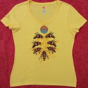Women&#39;s V-Neck HoneyBee T-Shirt