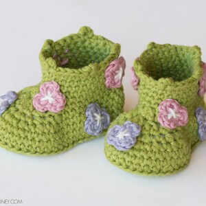 Patrón de ganchillo // Botitas para recién nacidos fáciles para principiantes Zapatos tipo zapatilla con flores para niños pequeños // Patrón de botas para bebé con campo de flores PDF