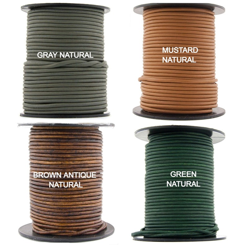 Pu&ograve; includere: Quattro bobine di cordoncino in pelle di diversi colori: grigio, senape, marrone e verde. Ogni bobina &egrave; etichettata con il colore e "naturale".