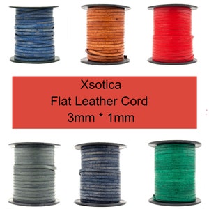 Peut inclure: Six bobines de cordon plat en cuir de différentes couleurs, notamment bleu, marron, rouge, gris, bleu foncé et vert. Les bobines sont étiquetées "Xsotica Flat Leather Cord 3mm * 1mm".