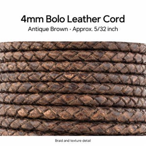 Puede incluir: Un cord&oacute;n de cuero trenzado bolo de 4 mm en color marr&oacute;n antiguo con una superficie texturizada. El texto 4mm Bolo Leather Cord, Antique Brown, Approx. 5/32 inch, y Braid and texture detail son visibles en la imagen.