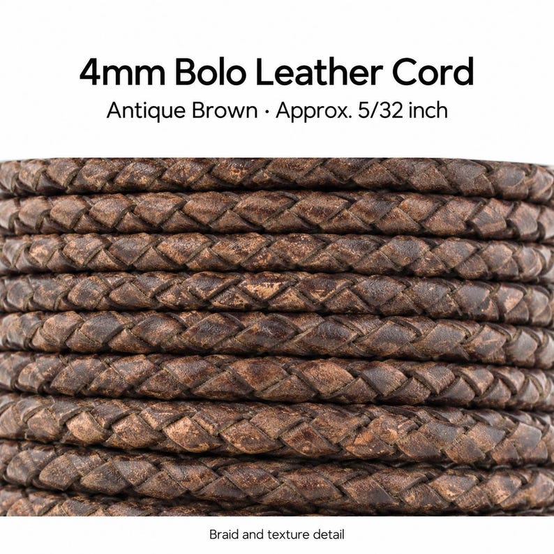 Puede incluir: Un cord&oacute;n de cuero trenzado bolo de 4 mm en color marr&oacute;n antiguo con una superficie texturizada. El texto 4mm Bolo Leather Cord, Antique Brown, Approx. 5/32 inch, y Braid and texture detail son visibles en la imagen.