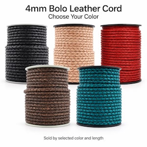 Può includere: Cinque rocchetti di cordino in pelle intrecciata bolo da 4 mm in nero, beige, rosso, marrone e verde acqua. Il testo in alto recita 4mm Bolo Leather Cord Choose Your Color e in basso Sold by selected color and length.
