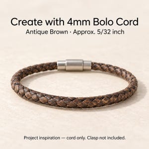Puede incluir: Un cord&oacute;n bolo trenzado de color marr&oacute;n antiguo con un di&aacute;metro de 4mm. El texto dice: Create with 4mm Bolo Cord, Antique Brown, Approx. 5/32 inch, Project inspiration &mdash; cord only. Clasp not included. El cord&oacute;n se muestra con un cierre met&aacute;lico.
