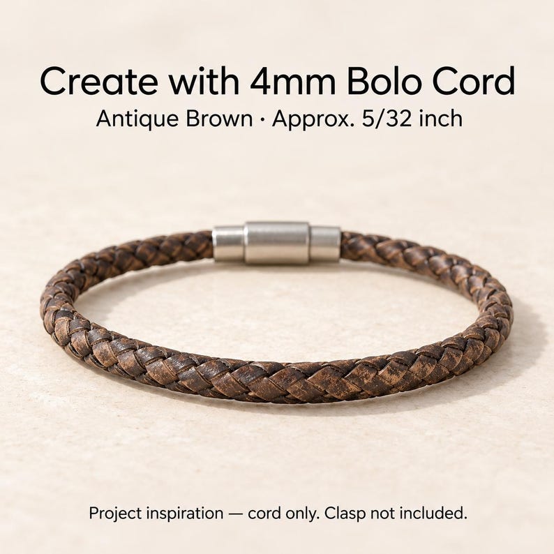 Puede incluir: Un cord&oacute;n bolo trenzado de color marr&oacute;n antiguo con un di&aacute;metro de 4mm. El texto dice: Create with 4mm Bolo Cord, Antique Brown, Approx. 5/32 inch, Project inspiration &mdash; cord only. Clasp not included. El cord&oacute;n se muestra con un cierre met&aacute;lico.