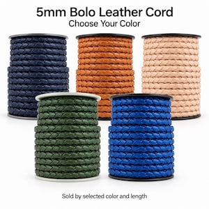 Puede incluir: Cinco carretes de cordón de cuero trenzado bolo de 5 mm en azul marino, naranja, beige, verde bosque y azul real. El texto en la parte superior dice 5mm Bolo Leather Cord Choose Your Color, y el texto inferior dice Sold by selected color and length.