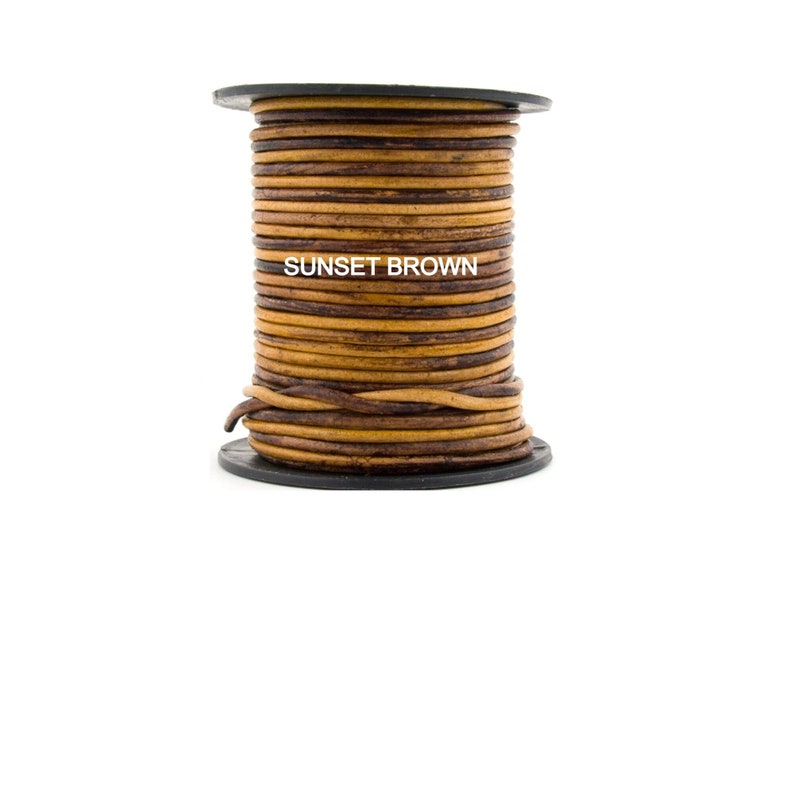 Pu&ograve; includere: Un rotolo di cordoncino in pelle marrone, etichettato "SUNSET BROWN".