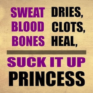 Op de afbeelding: Motiverende quote op een houten achtergrond in zwarte en paarse tekst. De quote luidt "Sweat dries, blood clots, bones heal, suck it up princess."