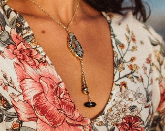 Collar con colgante de ágata y concha dorada: joyería bohemia