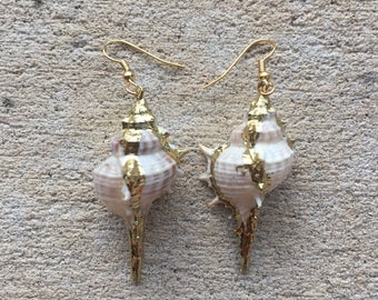 Pendientes de concha de murex dorada: joyas bohemias playeras con un toque bohemio