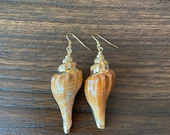 Pendientes de caracola dorada: joyería nupcial bohemia de playa