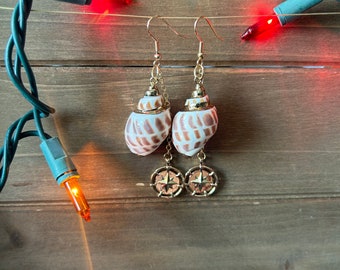 Pendientes de brújula dorada: joyas bohemias para bodas en la playa