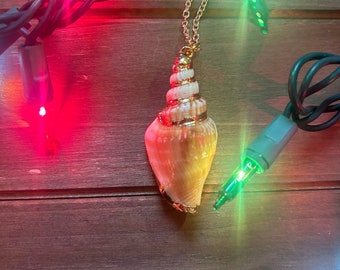 Collar de caracola bañado en oro: joyería bohemia de playa