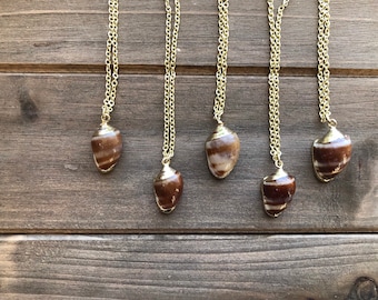 Collar de conchas pequeñas: joyería bohemia de playa marrón