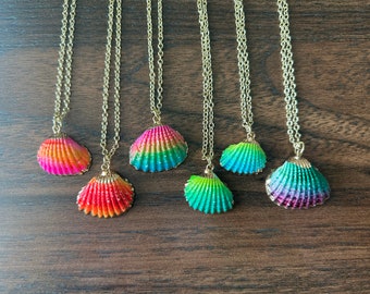 Collar de conchas arcoíris: vieira pintada a mano, joyería bohemia playera
