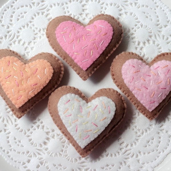 Felt Play Food, Biscuits, Sugar Cookies, Pink Hearts, Children's Toy, Pretend Play, Felt Cookies, Tea Party, Bakery Toys, Play Kitchen