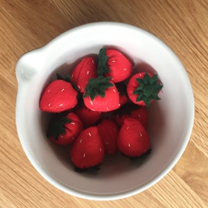 Felt play food strawberries, felt fruit, healthy food, pretend food, play kitchen, bakery toys, foodie toys, play shop