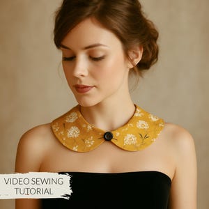 Peut inclure: Col de chemise jaune moutarde avec un motif floral blanc et une fermeture à bouton noir. Le col est porté sur un haut bustier noir. Le texte sur l'image indique "VIDEO SEWING TUTORIAL".