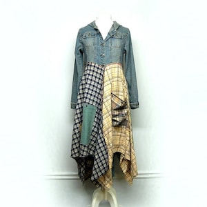 Puede incluir: Un vestido largo de mezclilla con una falda a cuadros. La falda est&aacute; hecha de diferentes telas a cuadros de colores, incluyendo azul, amarillo y verde. El vestido tiene una capucha y mangas largas.