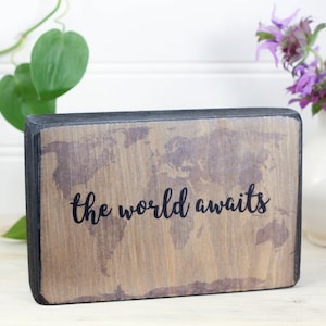 Petite enseigne en bois, cadeau pour voyageur, cadeau d'agent de voyage, décoration d'étagère, décoration de carte ancienne, mini bloc de citation, aventure, envie de voyager, le monde vous attend