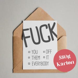 Könnte beinhalten: Eine weiße Karte mit dem Wort "FUCK" in großen, fetten, schwarzen Buchstaben, in einem braunen Umschlag. Unter dem Wort stehen die Worte "YOU OFF THEM IT EVERYBODY". Ein roter Kreis mit dem Text "580g Karton" befindet sich in der unteren rechten Ecke.
