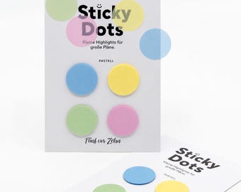 Puede incluir: Dos tarjetas rectangulares blancas con el texto Sticky Dots y Kleine Highlights für große Pläne. Cada tarjeta muestra cuatro pegatinas circulares en colores pastel azul, amarillo, verde y rosa, dispuestas en una cuadrícula de dos por dos.