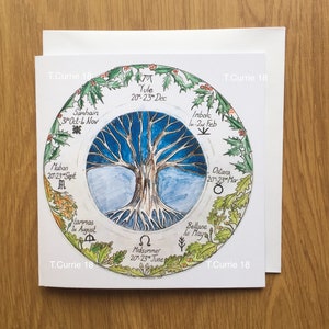 Peut inclure: Une illustration aquarelle d'un arbre dont les racines et les branches forment un cercle. Le cercle est divisé en huit sections, chacune représentant une période de l'année différente, avec le nom de la saison et les dates écrites en cursive. Les saisons sont : Samhain, Yule, Imbolc, Ostara, Beltane, Midsummer, Lammas et Mabon.