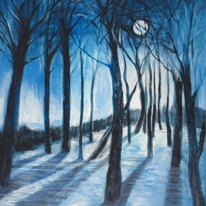 以下が含まれることがあります： 雪が降った森の風景を描いた水彩画。背の高い裸の木々と満月が空に浮かんでいます。木々は青と黒の色合いで描かれており、雪は白く、木々から長い影が落ちています。