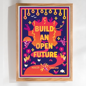 Może przedstawiać: Motywacyjny plakat z niebieskim tłem i dużym pomarańczowym kołem zębatym z napisem "BUILD AN OPEN FUTURE" w żółtych i różowych literach. Koło zębate jest otoczone kwiatami i winoroślą. Na dole plakatu znajduje się napis "MAKER + Queen" w czerwonych i białych literach.