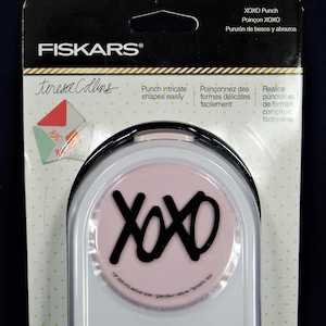 Perforatrice Fiskars Teresa Collins XOXO (câlins, bisous)