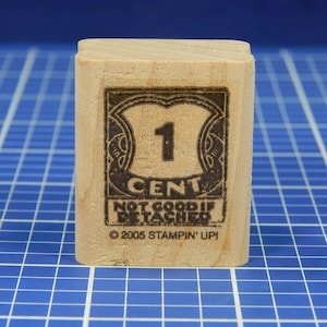 Op de afbeelding: Een houten stempel met een vintage ontwerp met een schild met het nummer "1" en de tekst "CENT NOT GOOD IF DETACHED © 2005 STAMPIN' UP!"