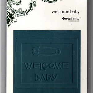 Puede incluir: Un troquel de relieve azul y blanco de bienvenida para bebé con un diseño de broche de seguridad. El troquel forma parte de la línea de troqueles de relieve GooseBumpz. Incluye: un troquel de relieve.