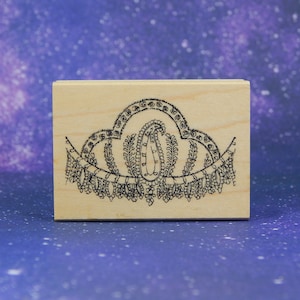 TIARA, auf Holz montierter Stempel von Club Scrap