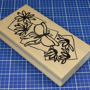 VLINDER en BLOEMEN, stempel door magenta