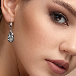 Silber Tropfen Ohrringe, Graue Swarovski Ohrringe, Graue Teardrop Ohrringe, Swarovski Schmuck, Brautjungfer Ohrringe, Hochzeitsschmuck Geschenk