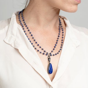 Verpakte blauwe lapis kralenketting, blauwe steen kralenketting, lange gelaagde kralenketting, boho chic ketting, dubbele ketting ketting