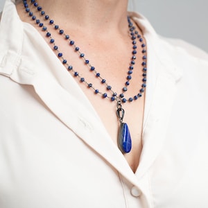 Verpakte blauwe lapis kralenketting, blauwe steen kralenketting, lange kralenketting voor vrouwen, boho chic ketting, dubbele ketting ketting