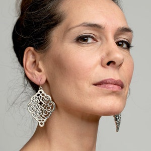 Silber Spitze Ohrringe, Silber filigrane Ohrringe, Kronleuchter Silber Ohrringe, orientalische Ohrringe, Statement Ohrringe, Boho Hochzeit Ohrringe