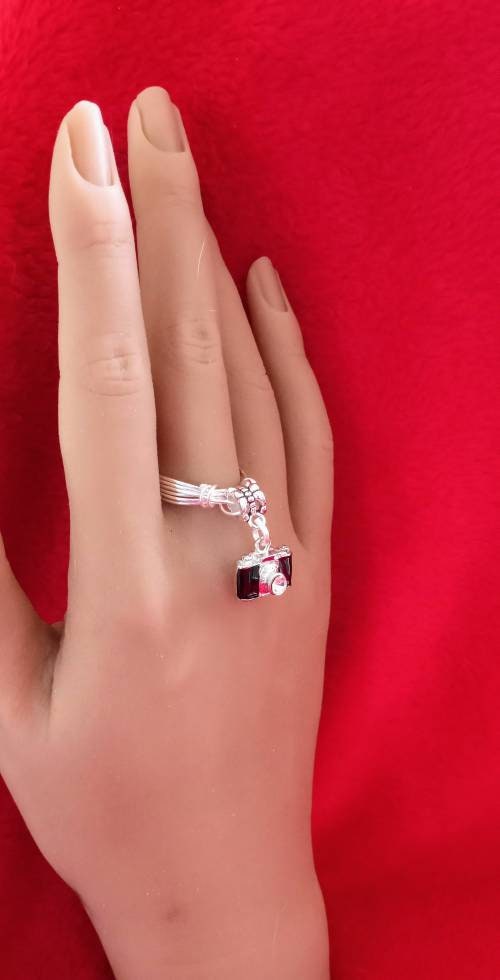 Cute little old fashion charm of a camera added to this classy charm ring. Great gift for the friend that loves picture taking.