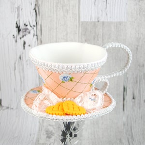 Lattice de rose bleu blanc et pêche avec le chapeau de fascinateur de tasse de tasse de coeur de biscuits de coeur, Alice au pays des merveilles Mad Hatter Tea Party, chapeau de derby image 1