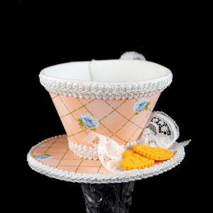 Lattice de rose bleu blanc et pêche avec le chapeau de fascinateur de tasse de tasse de coeur de biscuits de coeur, Alice au pays des merveilles Mad Hatter Tea Party, chapeau de derby image 3