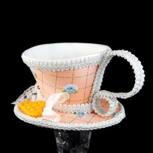 Lattice de rose bleu blanc et pêche avec le chapeau de fascinateur de tasse de tasse de coeur de biscuits de coeur, Alice au pays des merveilles Mad Hatter Tea Party, chapeau de derby image 4