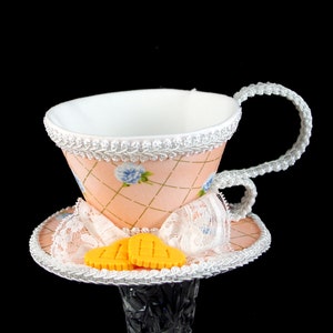 Lattice de rose bleu blanc et pêche avec le chapeau de fascinateur de tasse de tasse de coeur de biscuits de coeur, Alice au pays des merveilles Mad Hatter Tea Party, chapeau de derby image 2