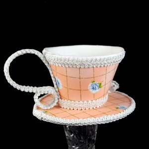 Lattice de rose bleu blanc et pêche avec le chapeau de fascinateur de tasse de tasse de coeur de biscuits de coeur, Alice au pays des merveilles Mad Hatter Tea Party, chapeau de derby image 5